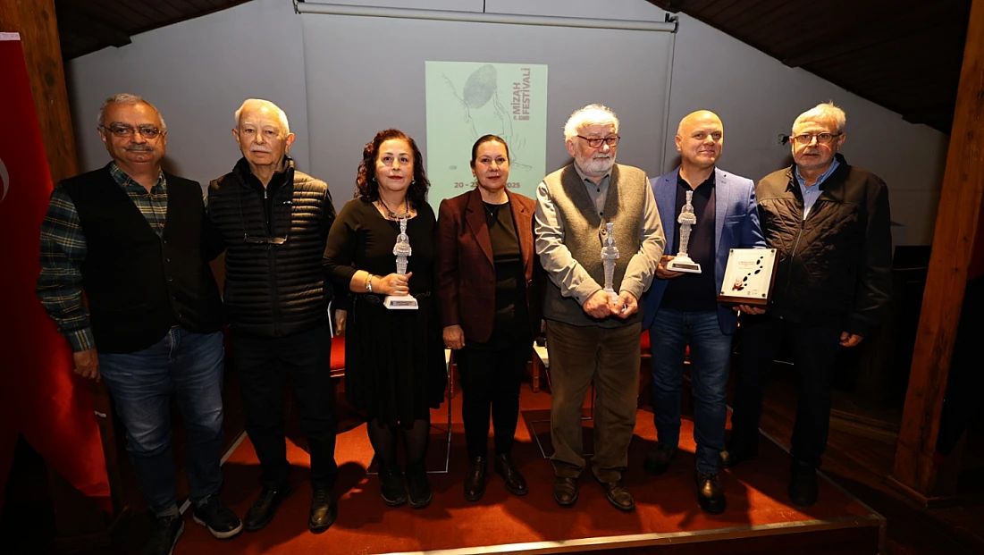 9. İzmir mizah festivali Efes Selçuk’ta devam ediyor: 'Bak Postacı Geliyor' izleyiciden tam not aldı