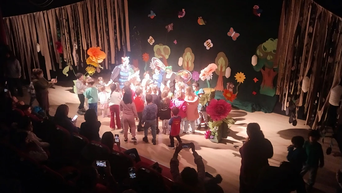 Ayvalık Belediye tiyatrosunun yeni çocuk oyunu 'Tobi ile Lumi' büyük ilgi gördü