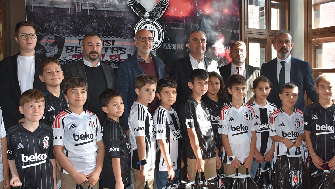 Beşiktaş’tan Anadolu’ya sevgi ve dayanışma: 'Bu Forma Benden Sana Kardeşim' kampanyası Afyonkarahisar’da gerçekleşti