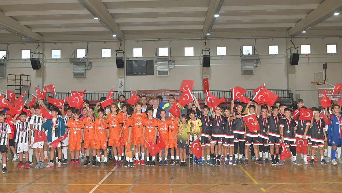 Çiğli’de Cumhuriyet coşkusu futsal sahasında zirveye taşındı
