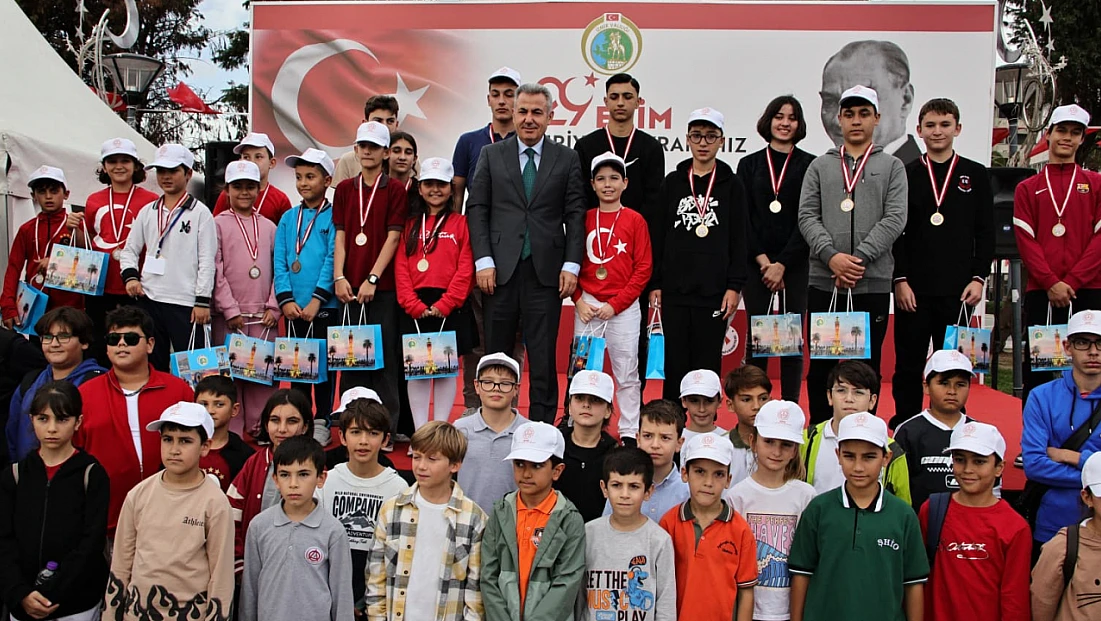 Cumhuriyet coşkusu 'İzmir Zekâ Oyunları Projesi! ile taçlandı