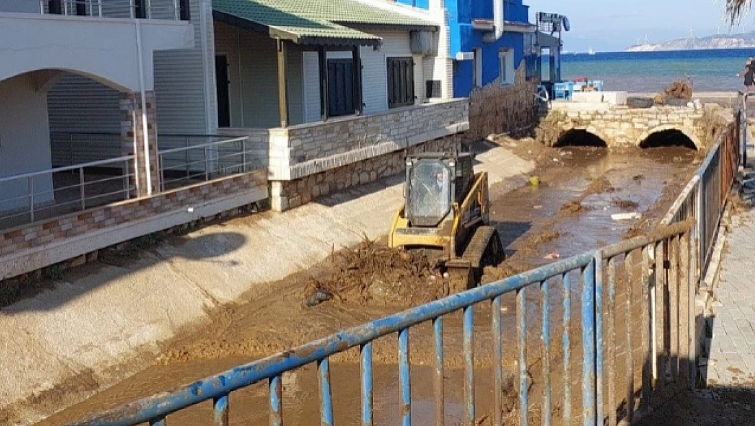 Foça’da rekor yağış sonrası dere temizliği ve altyapı çalışmaları hızlandı