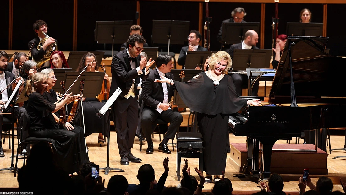 İsmet İnönü, İzmir’de Mozart’ın eserleriyle anıldı