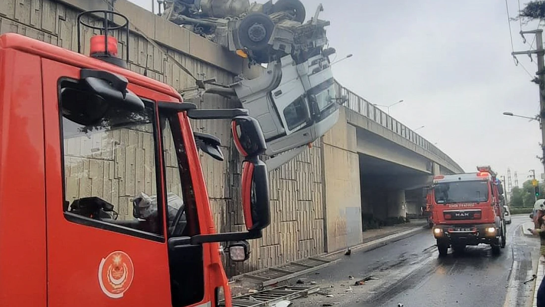 İzmir itfaiyesi ölümle burun buruna gelen tır dürücüsünü viyadükten kurtardı