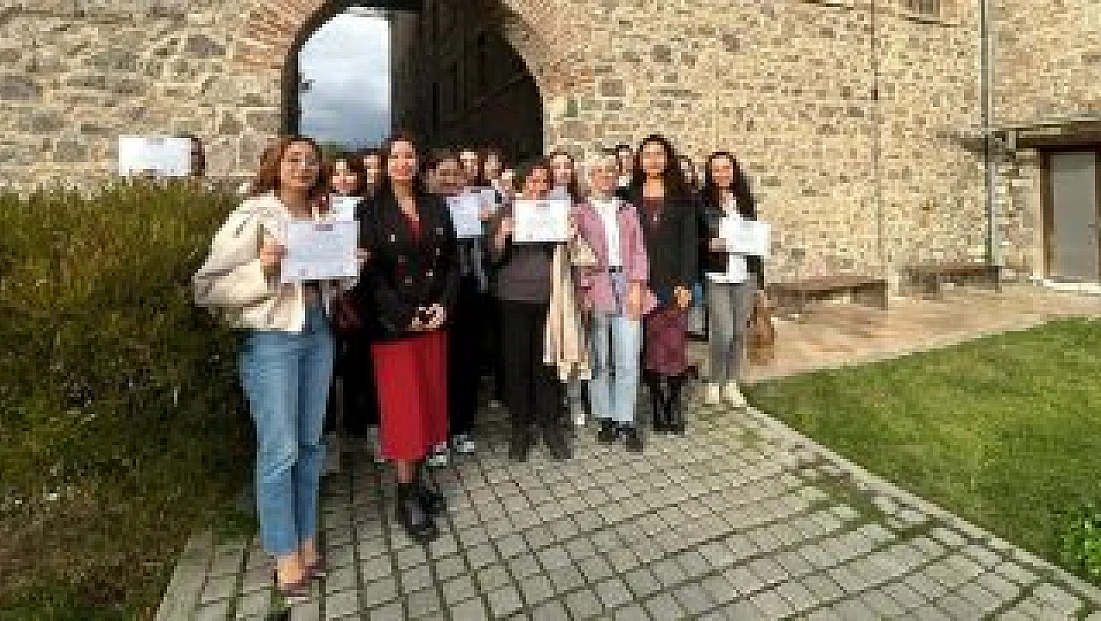 İzmirli kadınlar 'Kadınlar Dijitalde Güçleniyor' programıyla dijital becerilerini artırdı