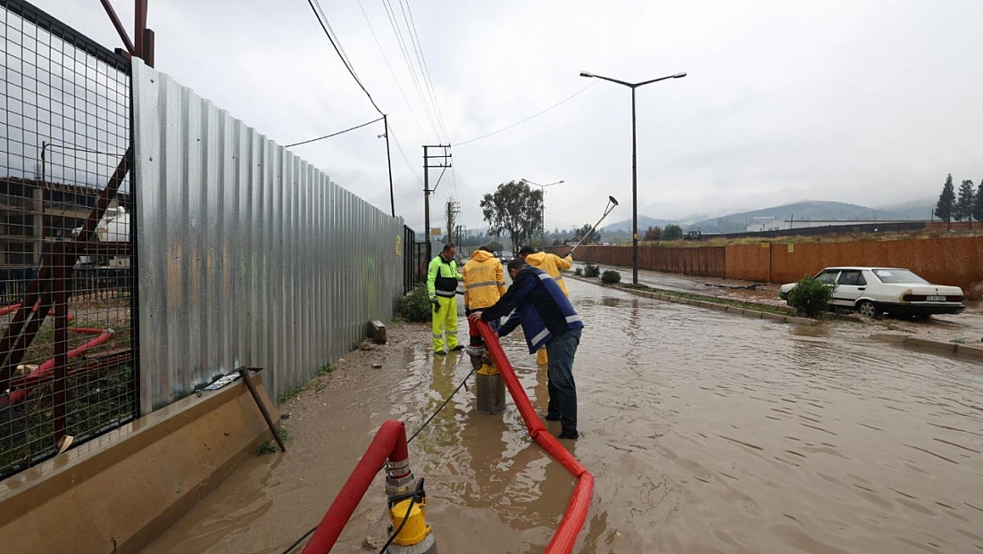 Karaburun, Çeşme ve Foça’da yağış etkili oldu: İzmir Büyükşehir Belediyesi ekipleri seferber