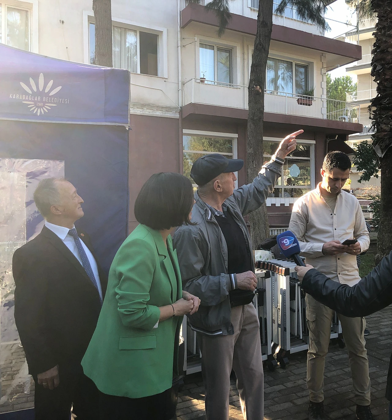 Karabağlar Belediye Başkanı Makamını Sokağa Taşıdı