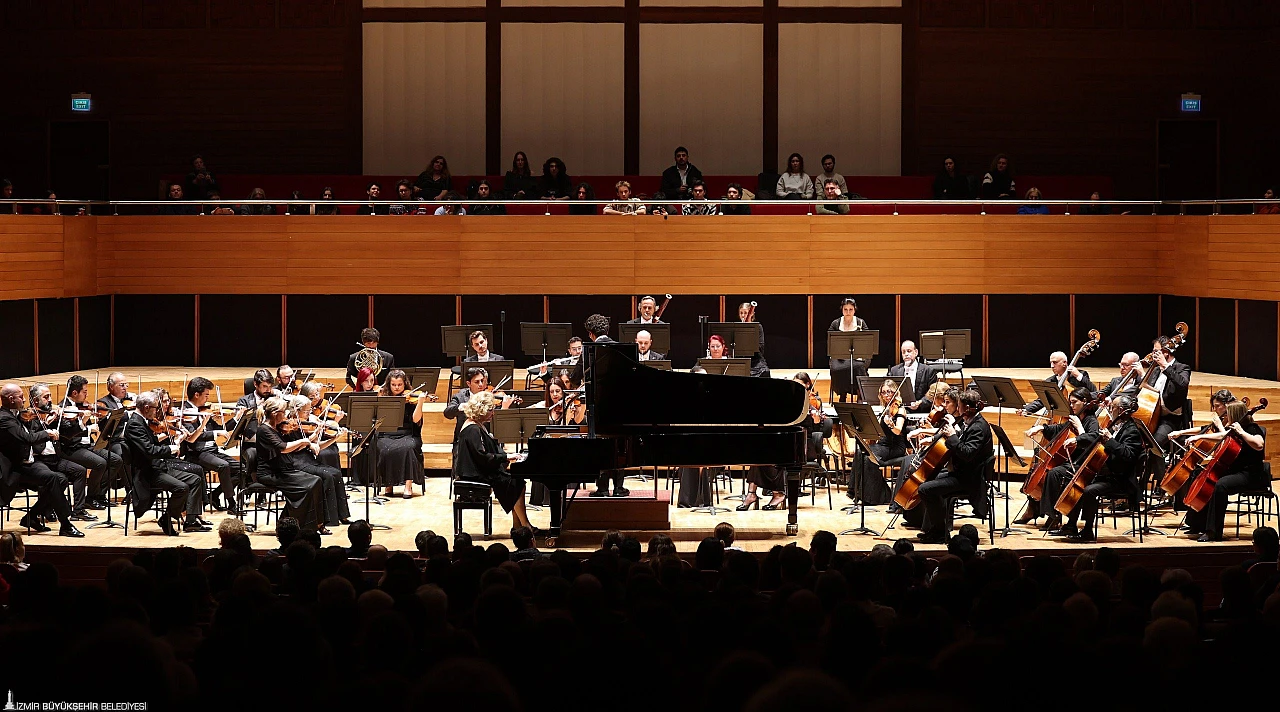 İsmet İnönü, İzmir'de Mozart'ın eserleriyle anıldı