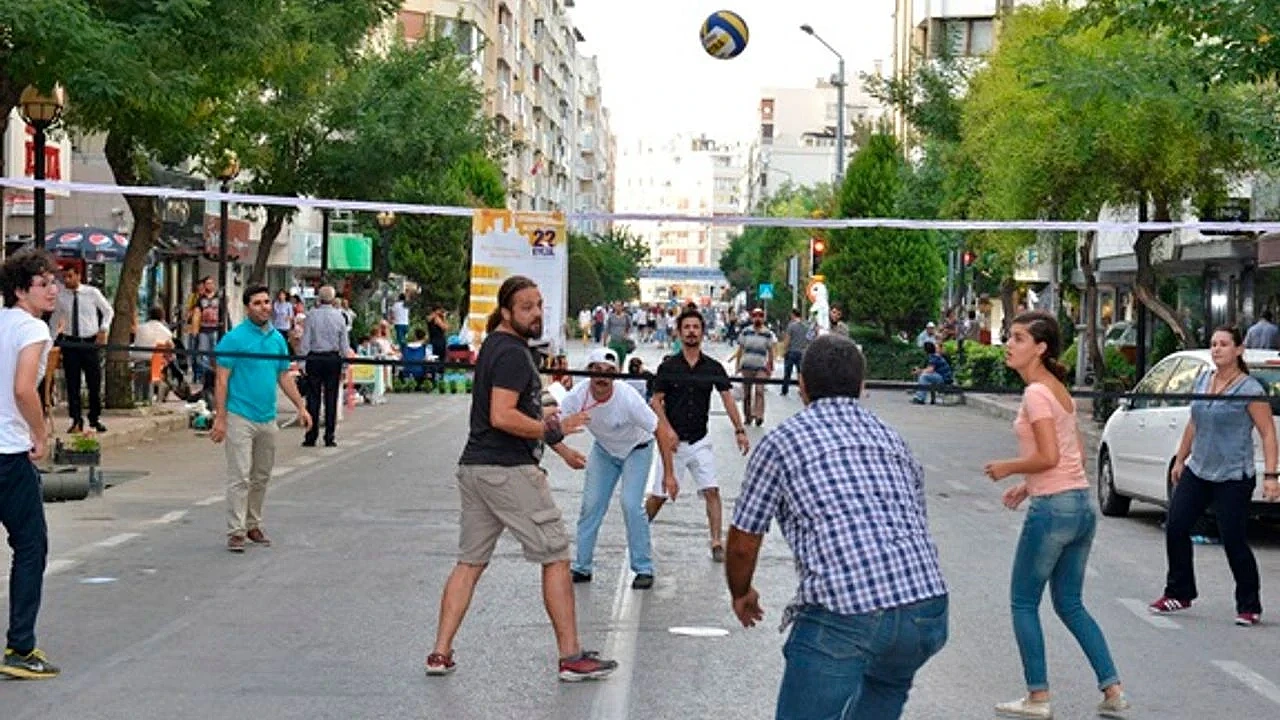 İzmir'de otomobilsiz kent günü coşkuyla kutlandı: Plevne Bulvarı yayalara açıldı