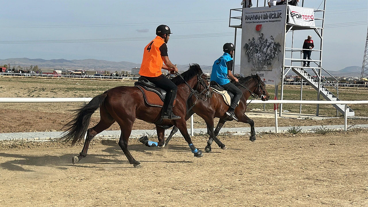 Rahvan binicilik Türkiye şampiyonası Afyonkarahisar'da büyük coşkuyla gerçekleştirildi
