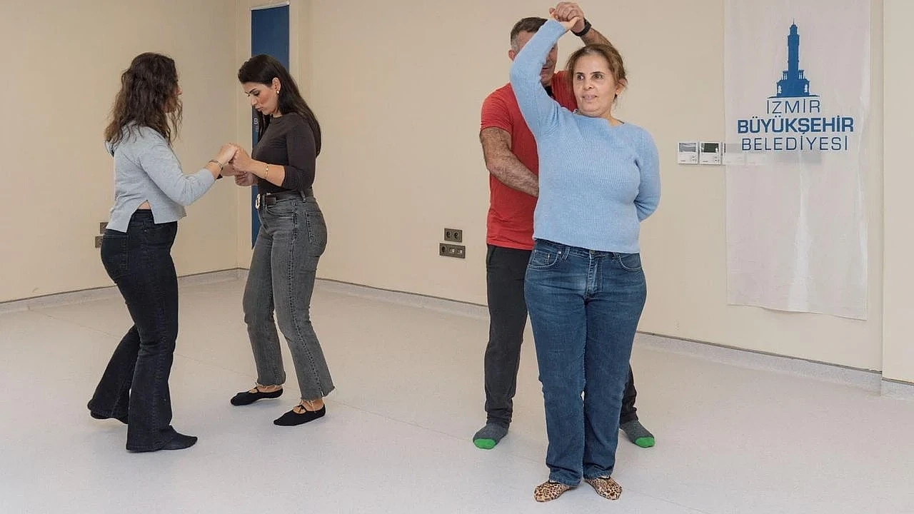 Görme engelli bireyler 'Dansla Terapi Atölyesi'nde ritmi hissederek özgürleşti