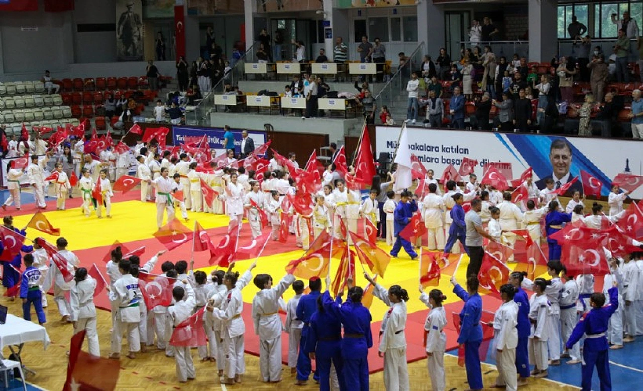 Minik sporcular Cumhuriyet bayramı için ter döktü