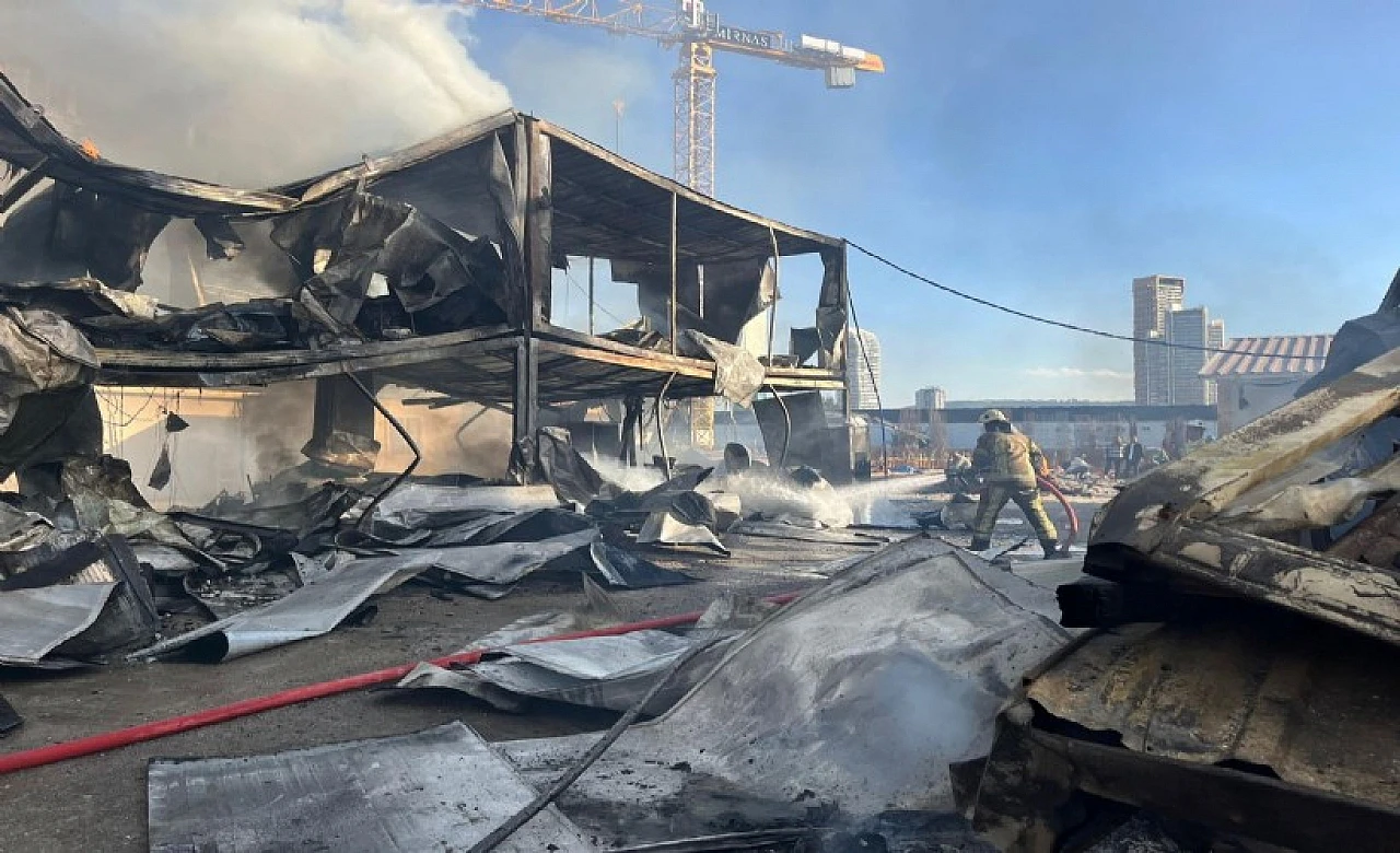 Bayraklı'daki konteyner yangını itfaiyenin hızlı nüdahalesiyle kontrol altına alındı