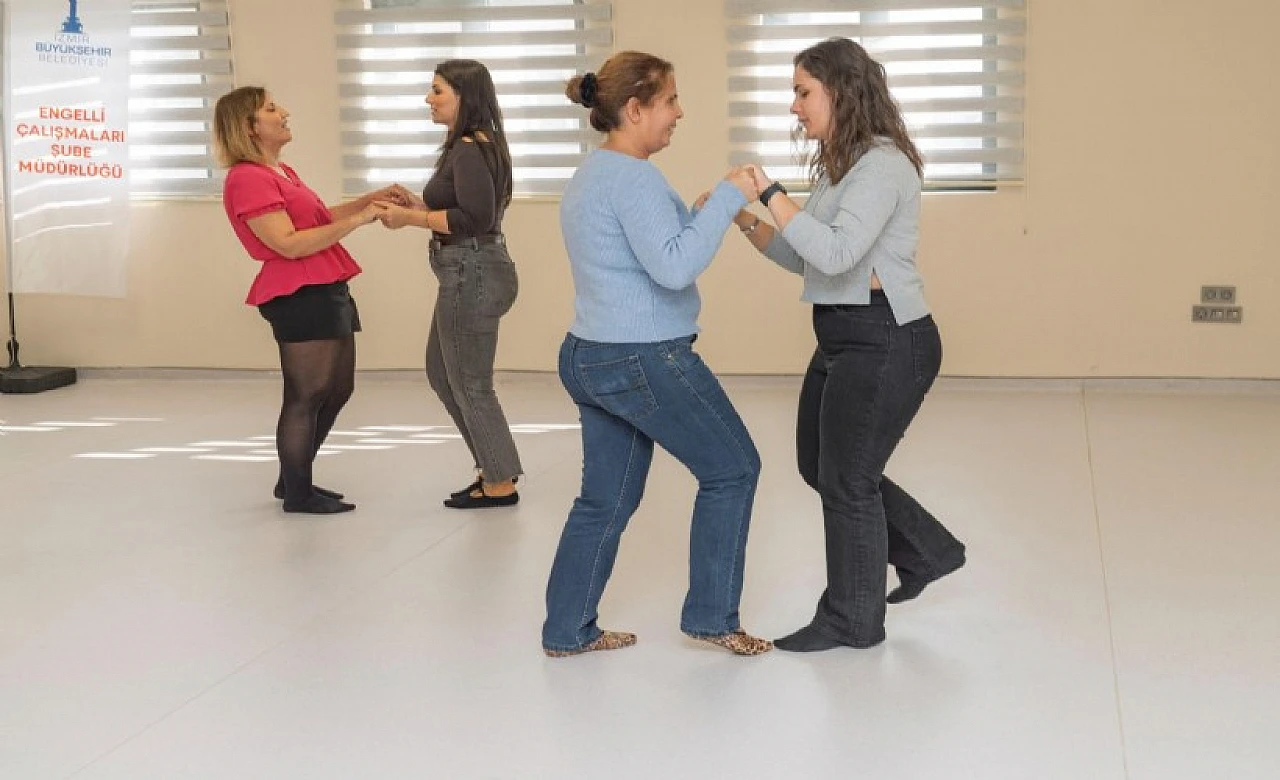 Görme engelli bireyler 'Dansla Terapi Atölyesi'nde ritmi hissederek özgürleşti