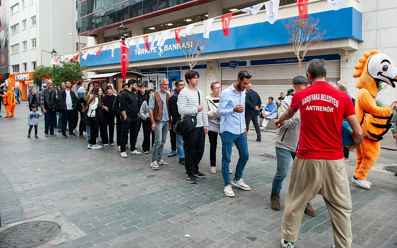 Karşıyaka çarşısında renkli anlar: Hergele meydanına basketbol potası kuruldu