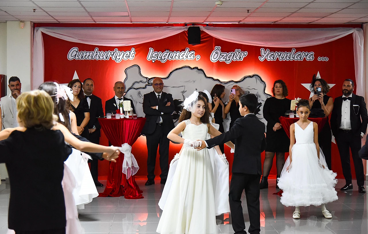 Cumhuriyet'in çınarları özel Piri Reis okullarının Ggeleneksel Cumhuriyet balosunda buluştu