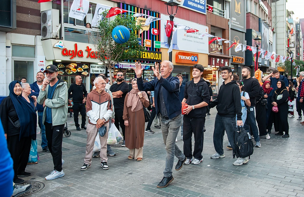 Karşıyaka çarşısında renkli anlar: Hergele meydanına basketbol potası kuruldu