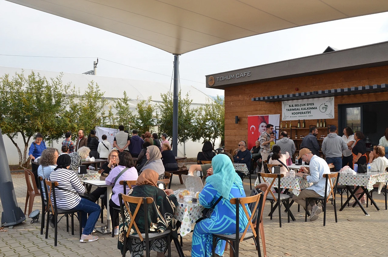 Efes tarlası yaşam köyünde hem üretici hem tüketici memnun