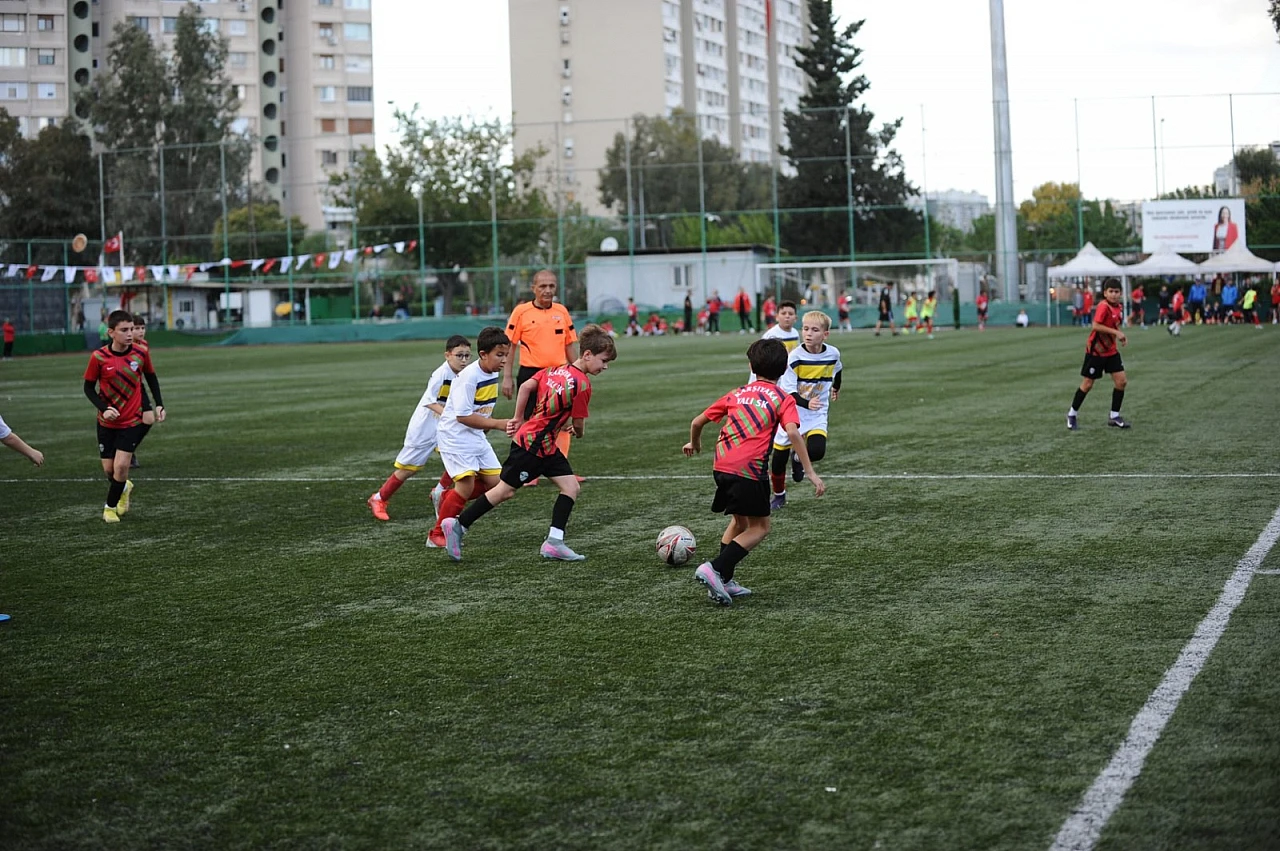 Atatürk'ün çocukları Cumhuriyet kupası için sahaya çıktı