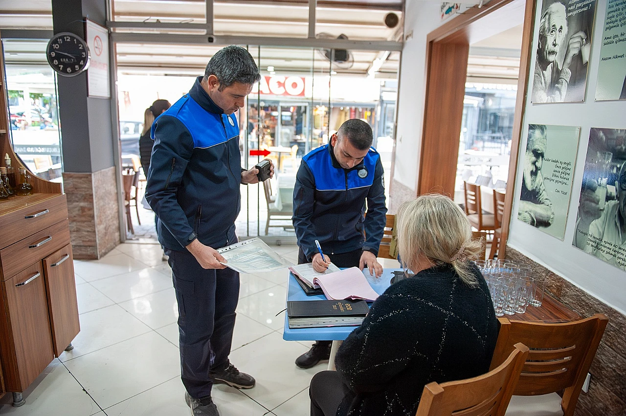 Karşıyaka Zabıtası'ndan kamusal alan işgali denetimi: 15 işletmeye ceza