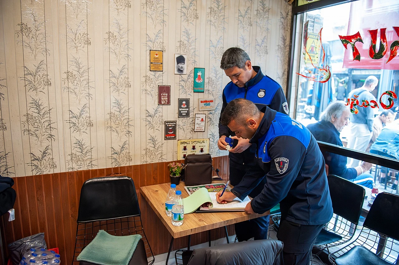 Karşıyaka Zabıtası'ndan kamusal alan işgali denetimi: 15 işletmeye ceza