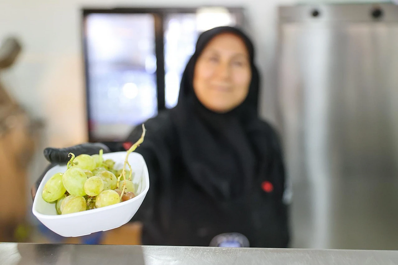 Buca'da üzüm bağından kent lokantalarına tatlı bir dayanışma örneği
