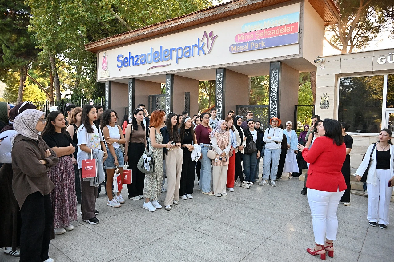 Manisa Büyükşehir Belediyesi'nden yeni üniversitelilere oryantasyon gezisi