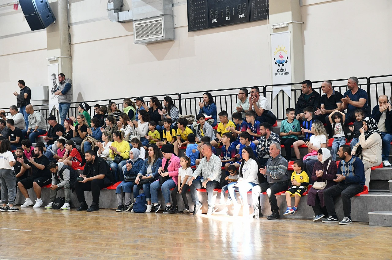 Çiğli'de Cumhuriyet coşkusu futsal sahasında zirveye taşındı