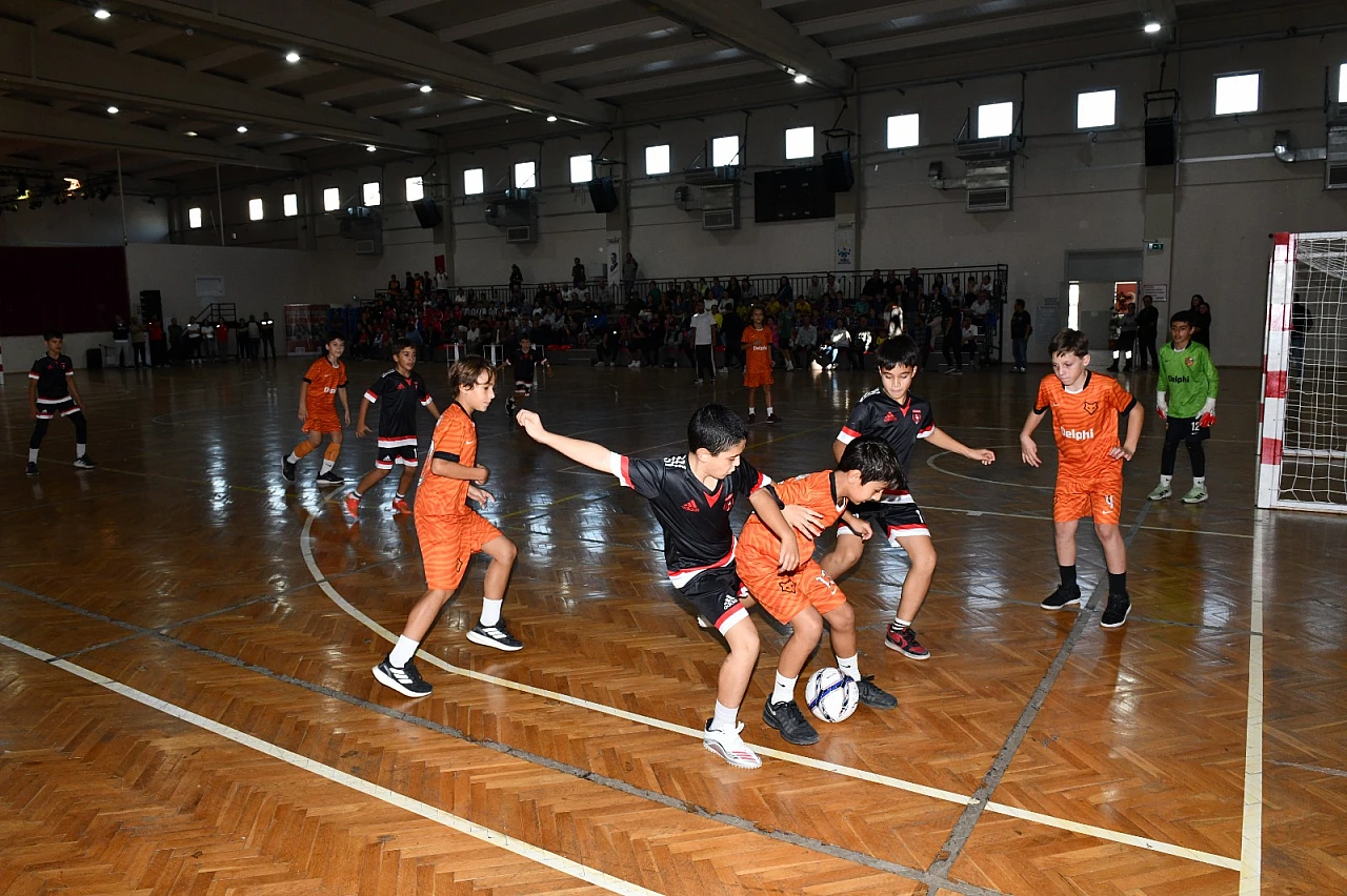 Çiğli'de Cumhuriyet coşkusu futsal sahasında zirveye taşındı