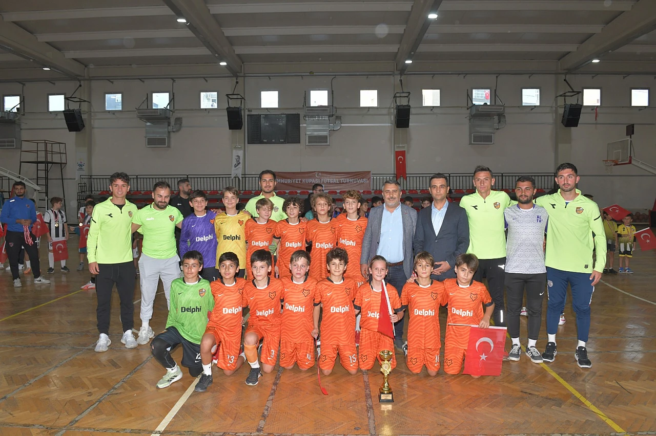 Çiğli'de Cumhuriyet coşkusu futsal sahasında zirveye taşındı