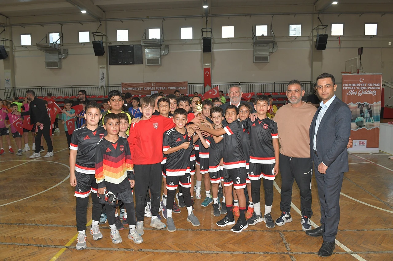 Çiğli'de Cumhuriyet coşkusu futsal sahasında zirveye taşındı