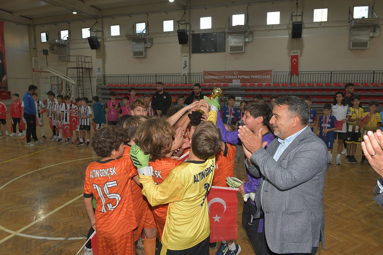 Çiğli'de Cumhuriyet coşkusu futsal sahasında zirveye taşındı