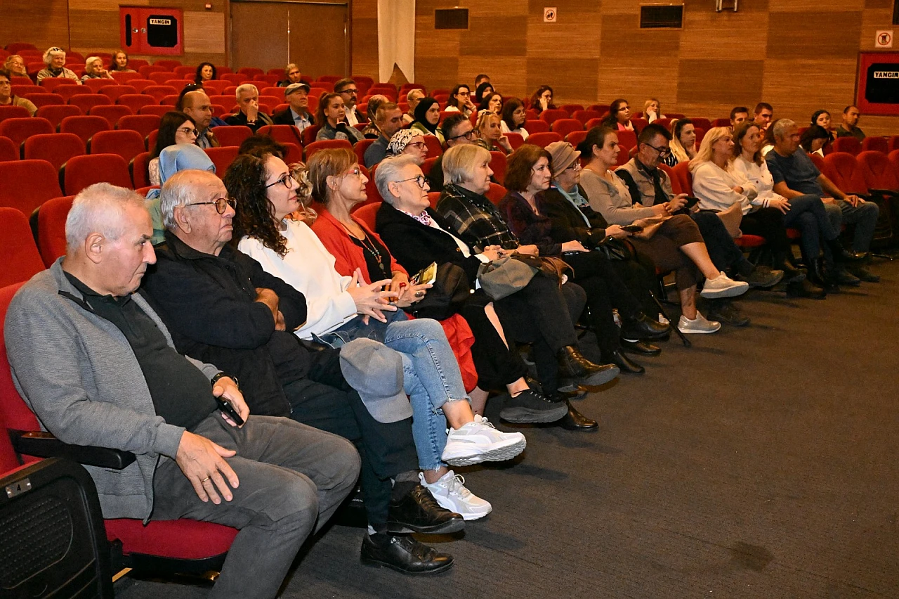 Latife Tekin Manisalı sanatseverlerle buluştu