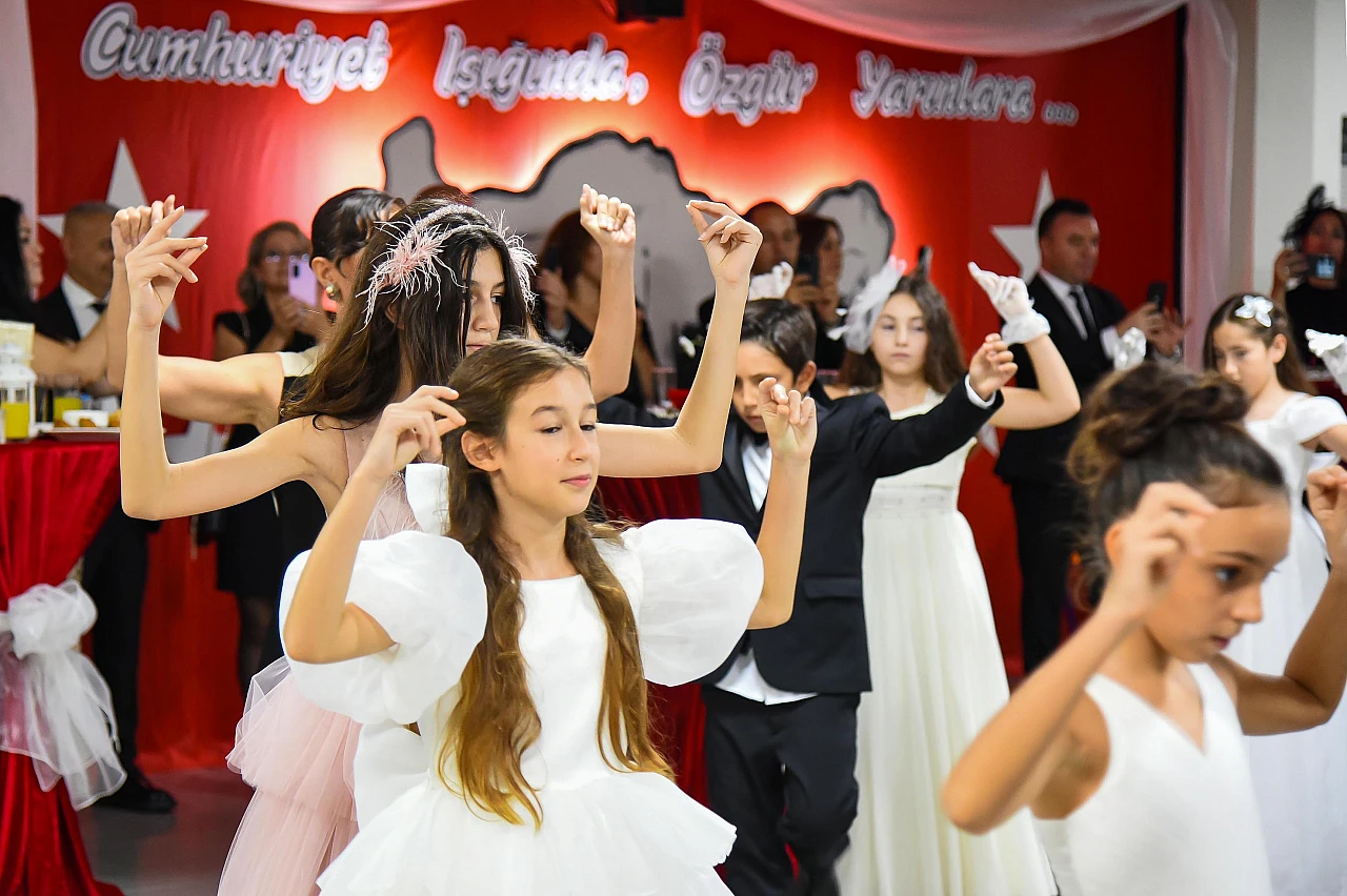 Cumhuriyet'in çınarları özel Piri Reis okullarının Ggeleneksel Cumhuriyet balosunda buluştu