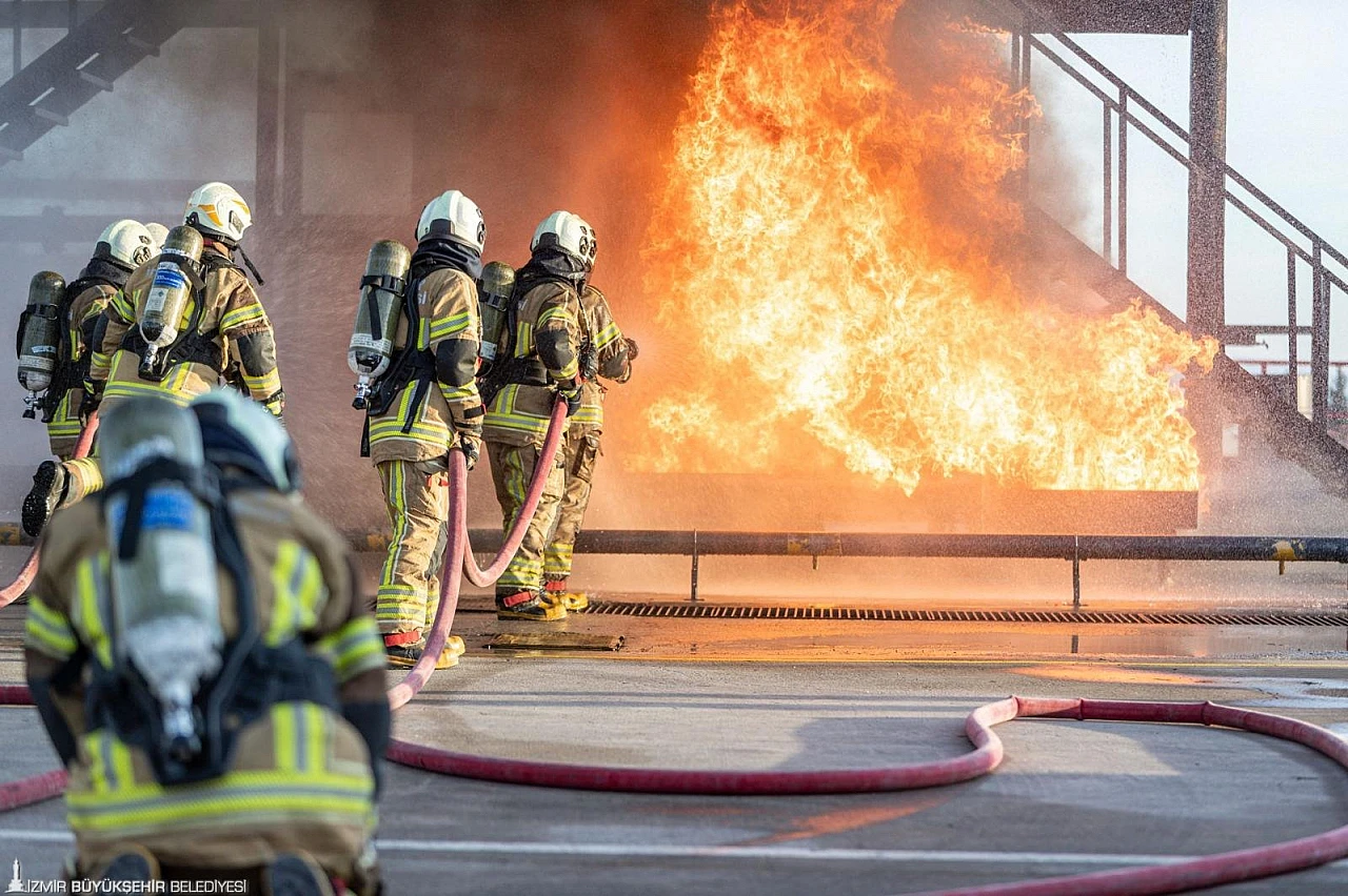 İzmir'in yeni itfaiye nemurları göreve başladı