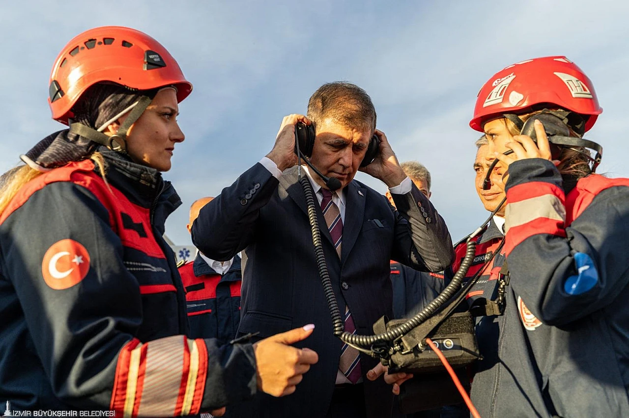 İzmir'in yeni itfaiye nemurları göreve başladı
