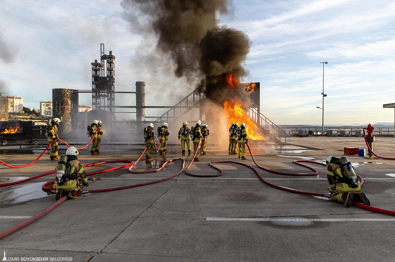 İzmir'in yeni itfaiye nemurları göreve başladı