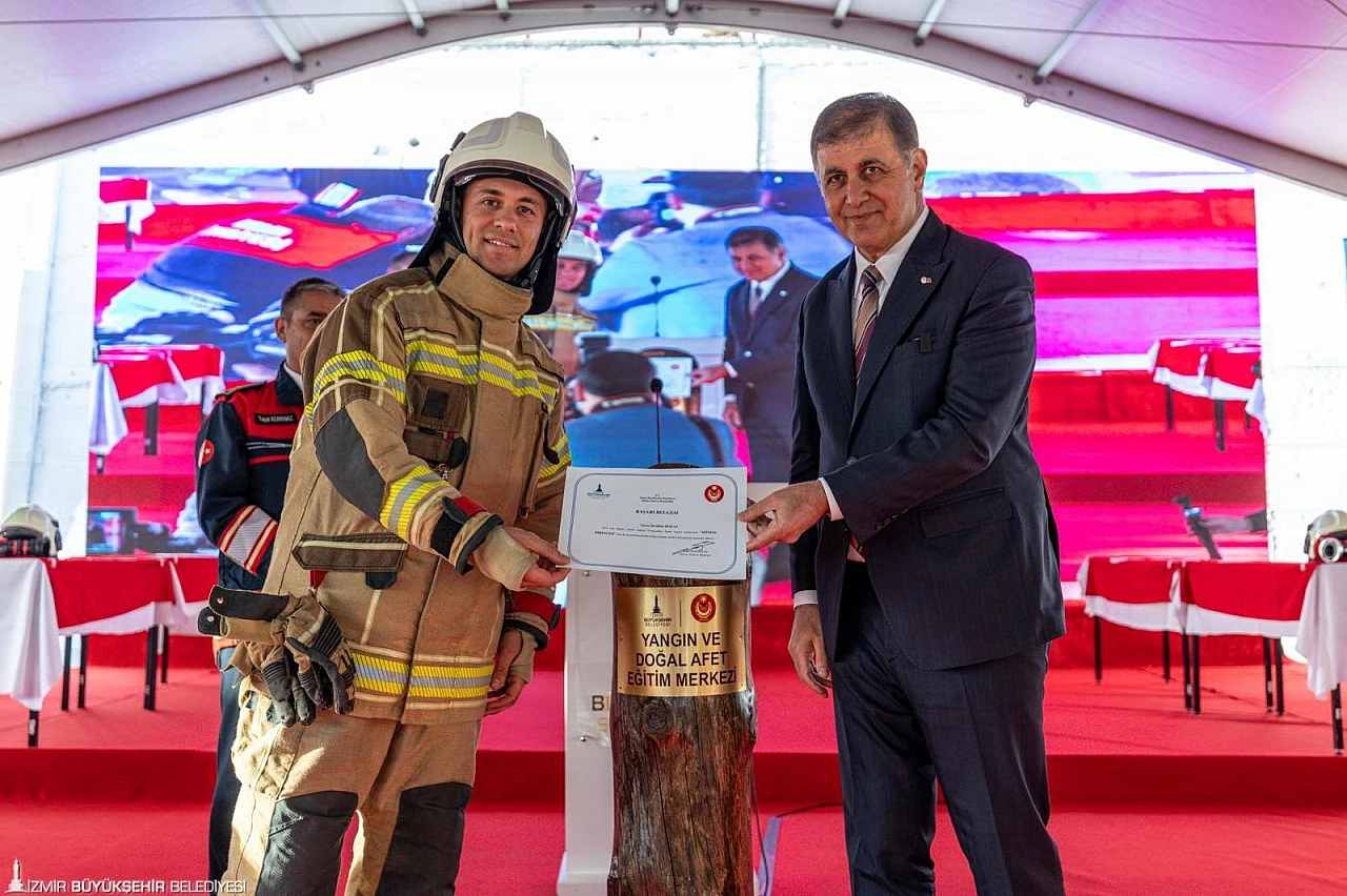 İzmir'in yeni itfaiye nemurları göreve başladı