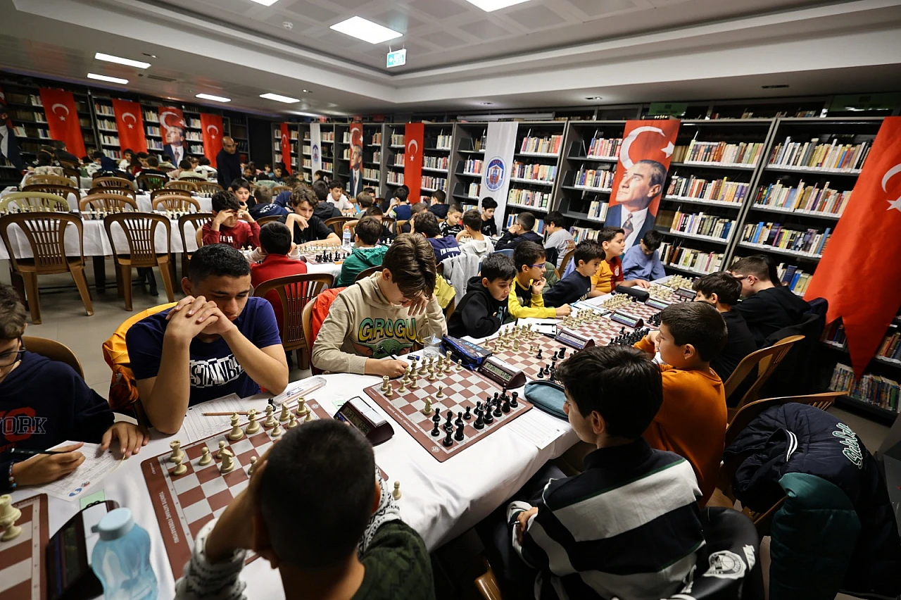 Efes Selçuk'ta 'Ataya Saygı' satranç turnuvası başladı