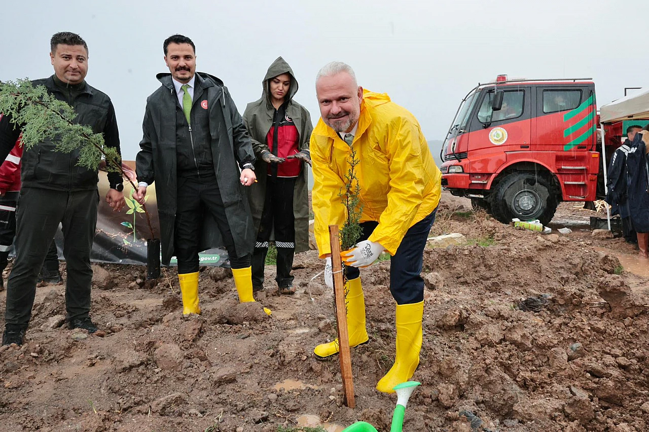 Menemen'de fidanlar yeşil vatan için toprakla buluştu
