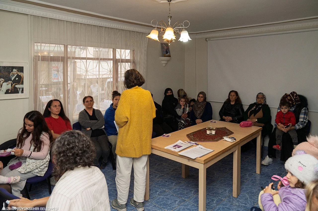 İzmir'de 'Güçlenme Durakları' kadınlara ücretsiz kuaförlük ve hak temelli eğitimler sunuyor