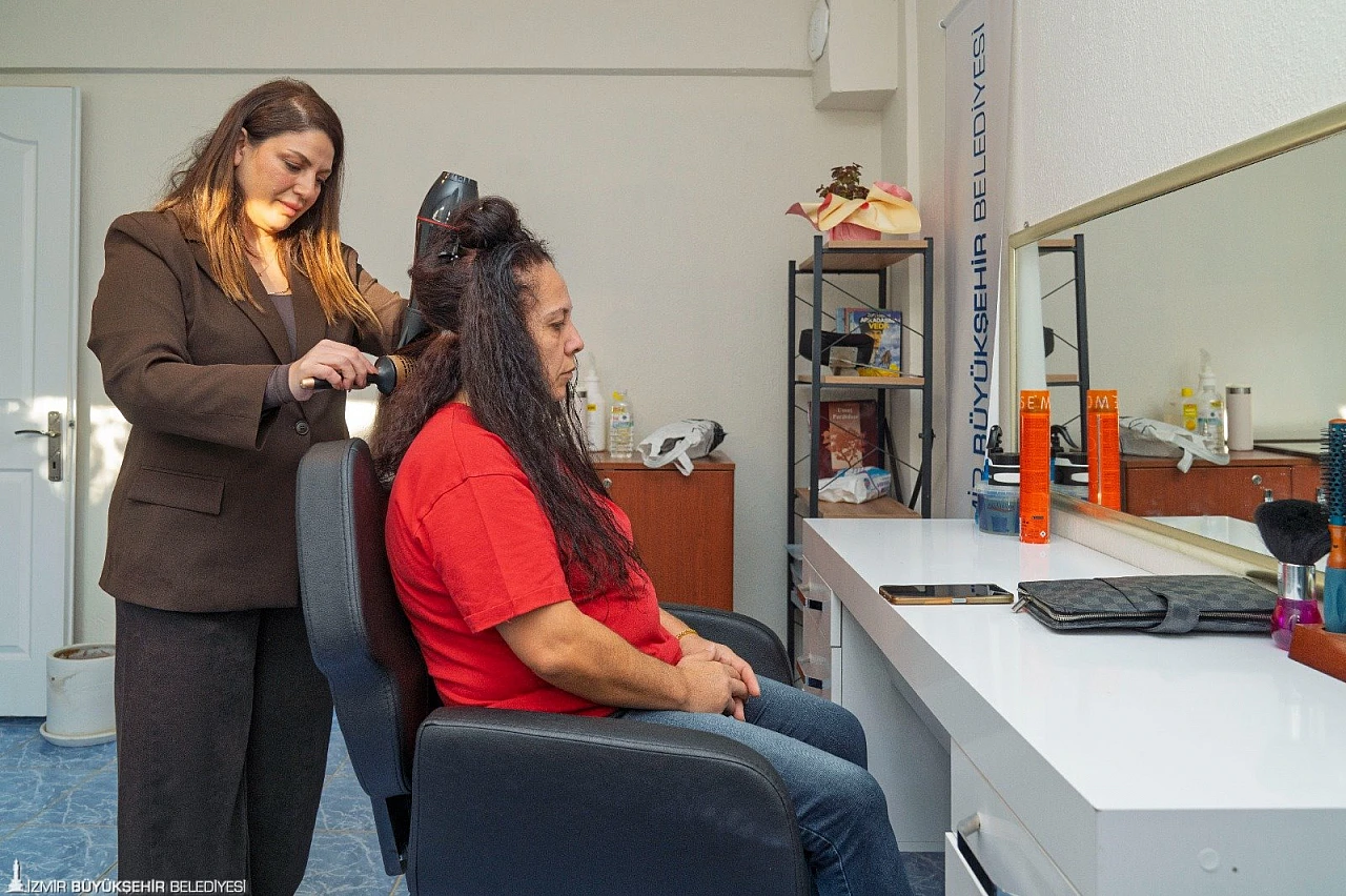 İzmir'de 'Güçlenme Durakları' kadınlara ücretsiz kuaförlük ve hak temelli eğitimler sunuyor