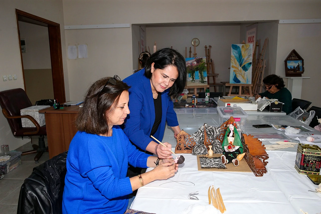 Çiğli'de kadınlar geleneksel 'Kitre Bebek' sanatını geleceğe taşıyor