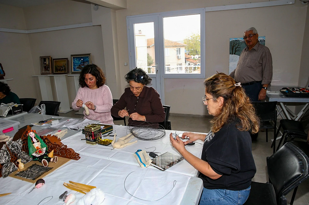 Çiğli'de kadınlar geleneksel 'Kitre Bebek' sanatını geleceğe taşıyor