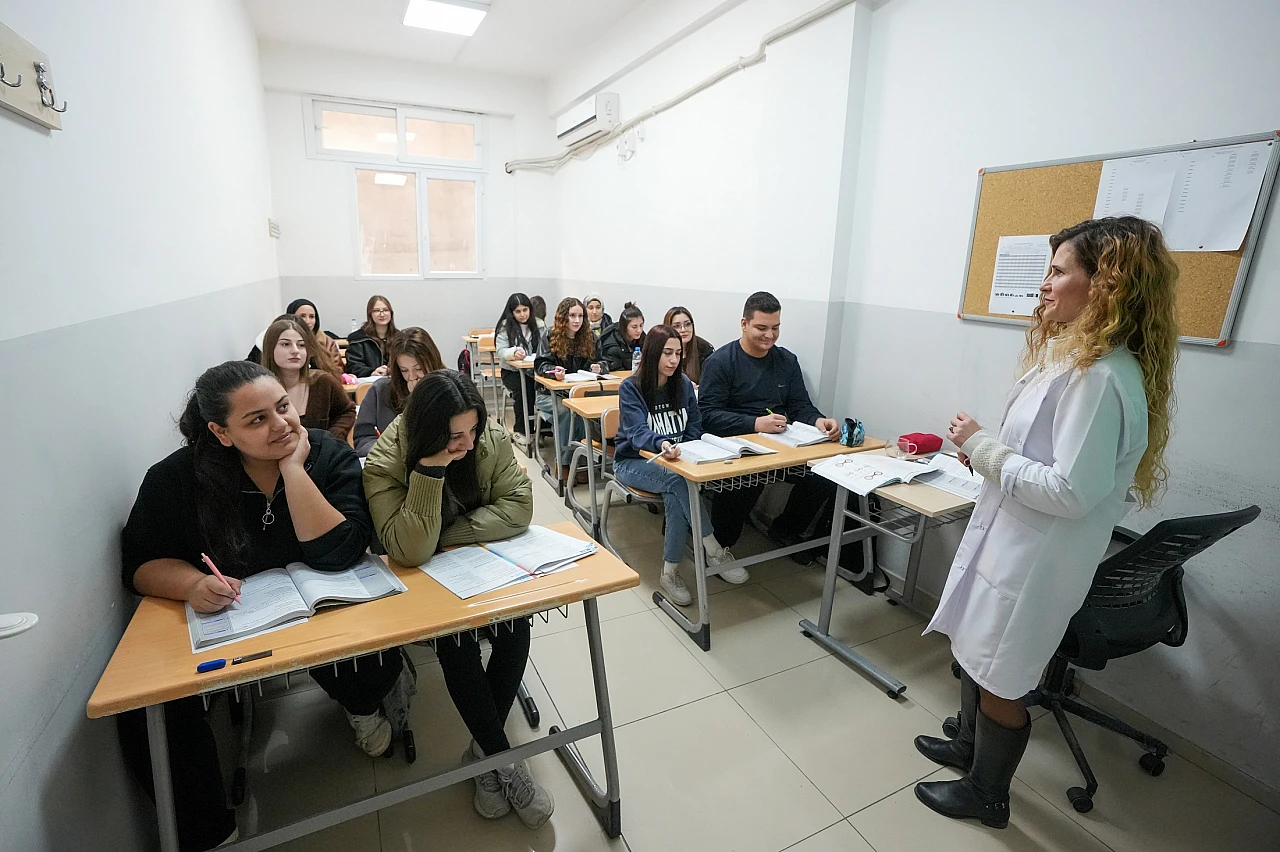 Gaziemir Belediyesi'nden öğrencilere ücretsiz eğitim desteği