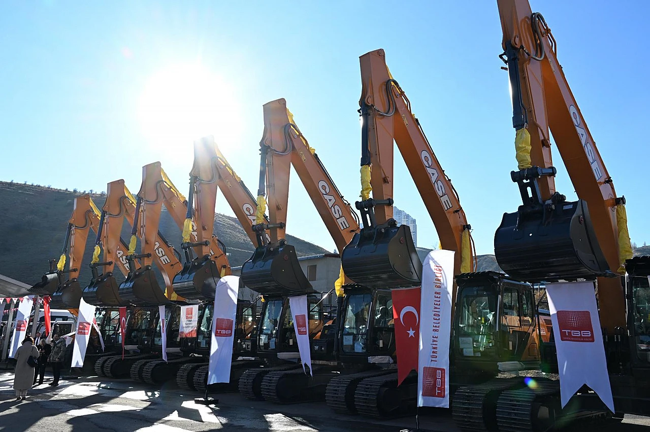 Karabağlar Belediyesi'nin araç filosuna yeni güç: 22 tonluk ekskavatör hizmete giriyor