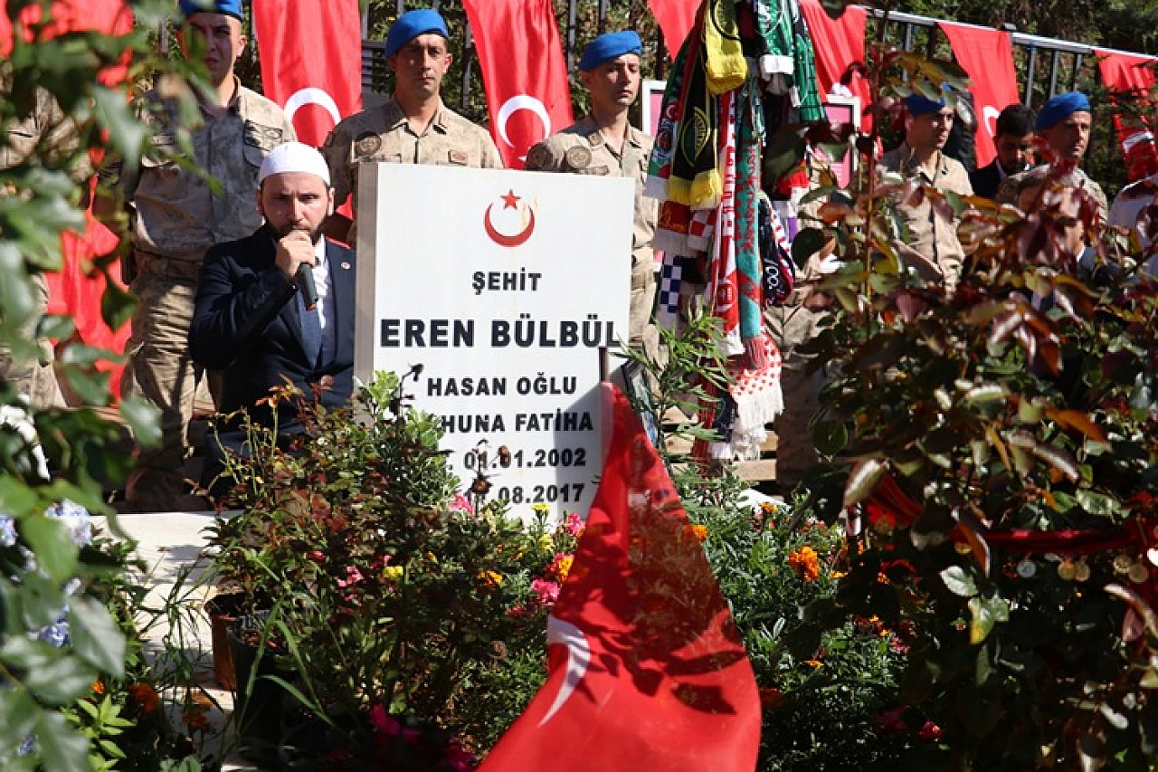Eren Bülbül, şehit edilişinin 8. yıldönümünde mezarı başında anıldı