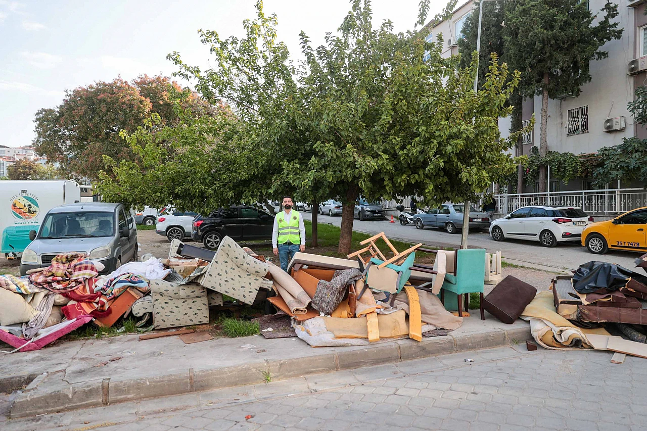 Buca Belediyesi'nden vatandaşlara mobilya atığı uyarısı: 'Sarı masayı arayın, ekipler kapınıza gelsin'