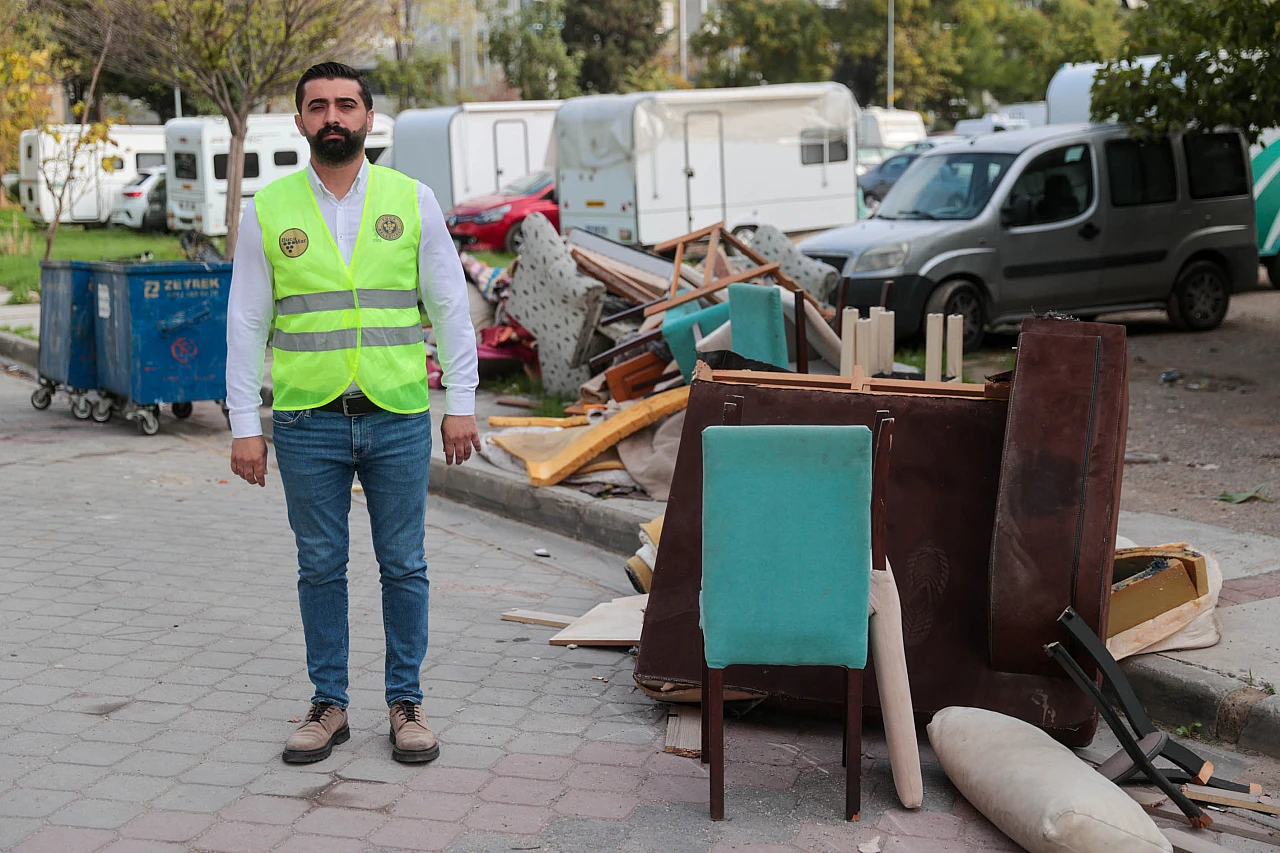 Buca Belediyesi'nden vatandaşlara mobilya atığı uyarısı: 'Sarı masayı arayın, ekipler kapınıza gelsin'