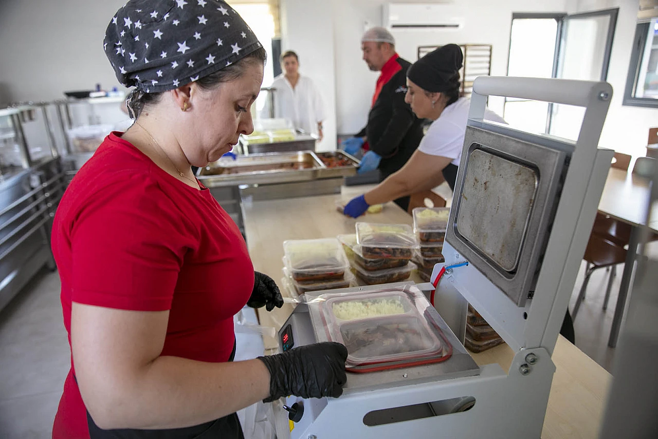 İhtiyaç sahiplerine günlük sıcak yemek hizmeti devam ediyor